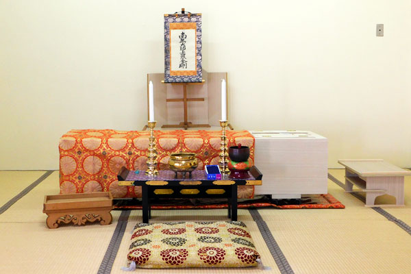 家族葬における祭壇の種類や相場、おすすめの花祭壇事例を紹介