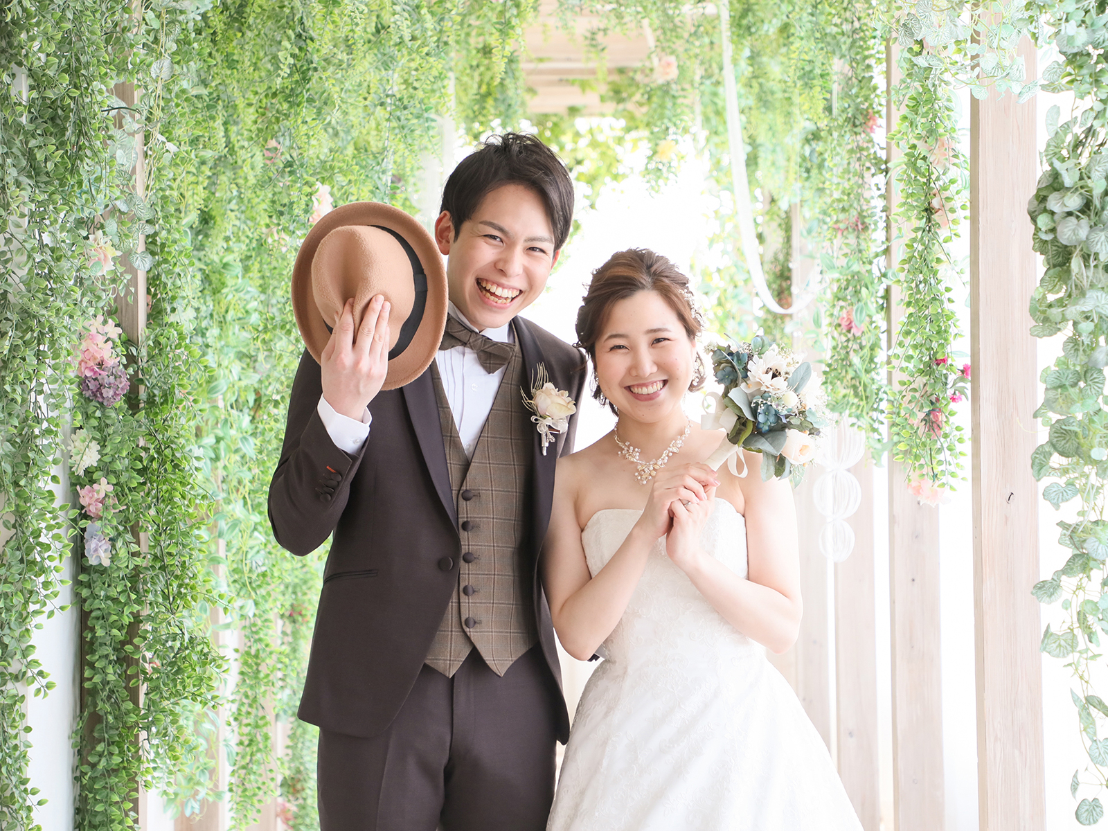 新郎 タキシード 前撮り フォトウェデイング フォーマル 二次会 フォーマル おしゃれ カジュアルゲストパーティースーツ向けのベージュタキシードジャケットドレンタ