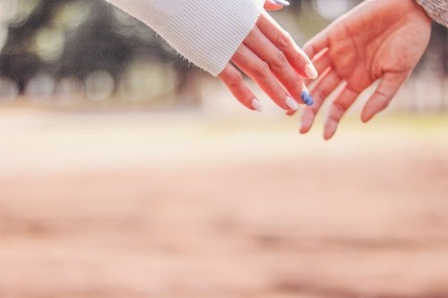 カップル 手を繋ぐ」の61万点のロイヤリティフリー画像、写真素材、絵Shutterstock