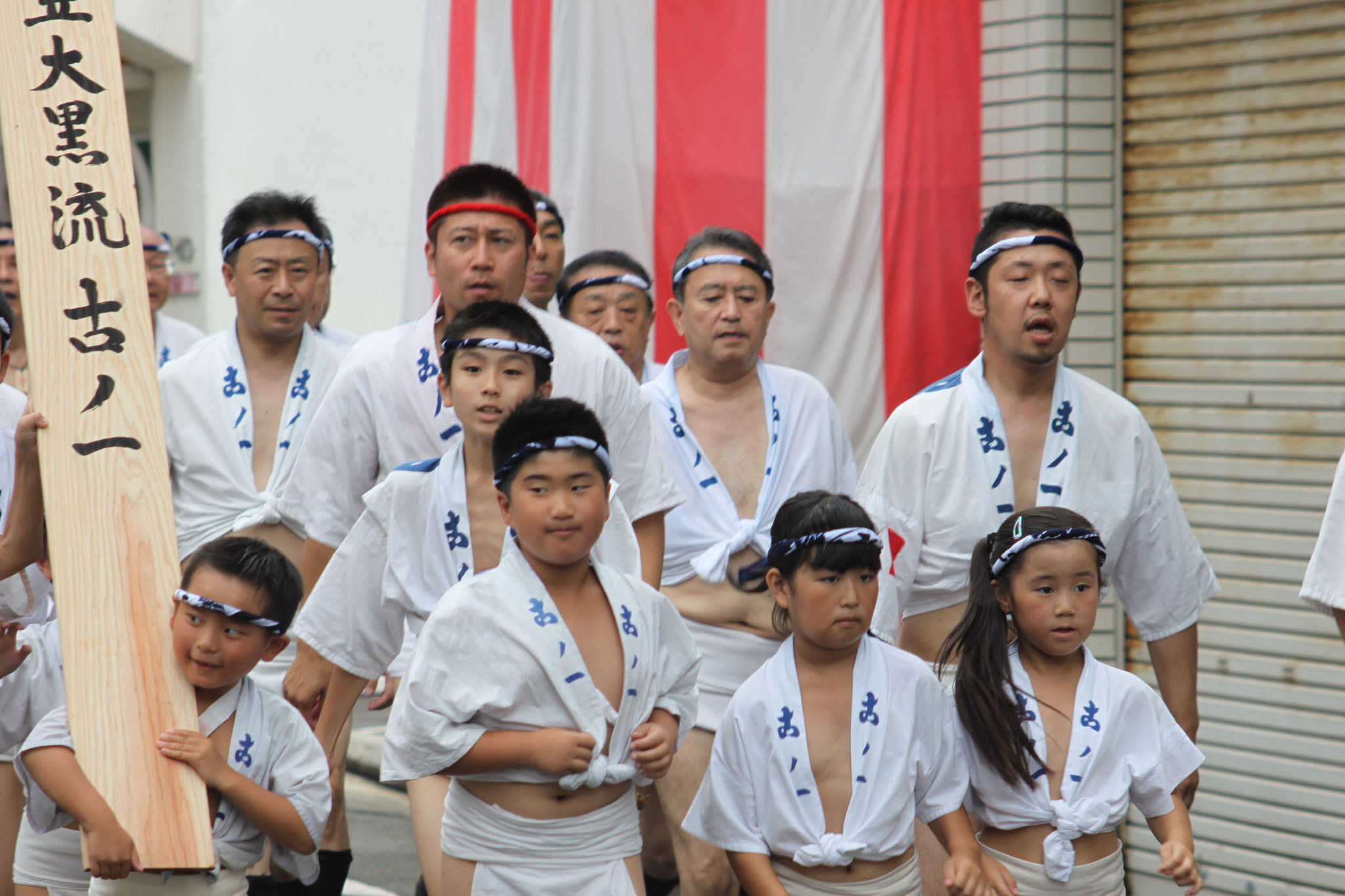 山笠の思い出③ . 可愛い三姉妹と一緒だと ご機嫌さんでした🫶早くも女好き疑惑10ヶ月男の子10ヶ月ベビー山笠子供山笠博多祇園 山笠博多祇園山笠2023山笠デビュー博多の男お汐い取り追い山