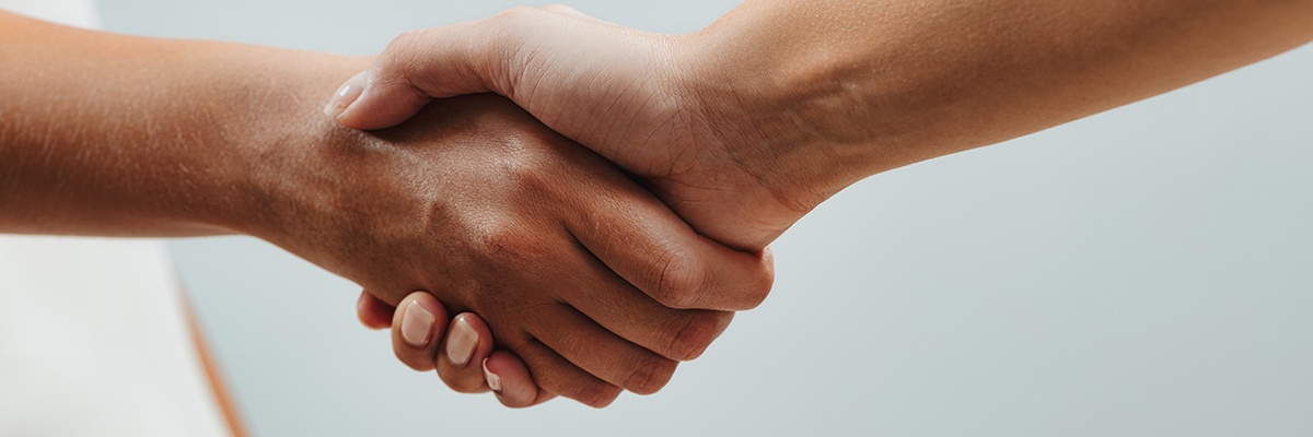 オープンカーに乗ってきた友人と旅行先で再会しハイタッチして喜ぶワンピースを着た笑顔が可愛い女性二人の写真素材54013191- PIXTA