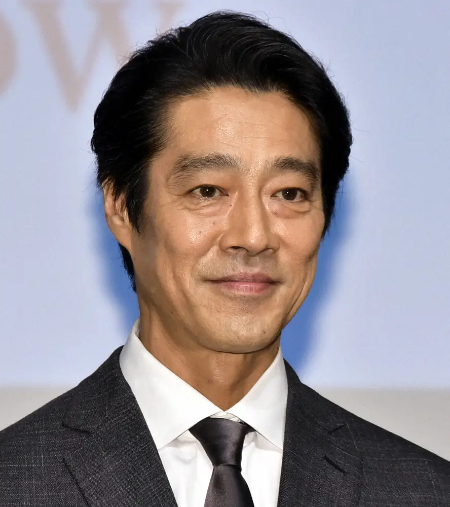 堤真一、“妻が大好き”松村北斗属するSixTONESとノリノリ対決 「軌道戦隊ルートマン」オリジナルテーマソング誕生オリコンニュース ORICON NEWS