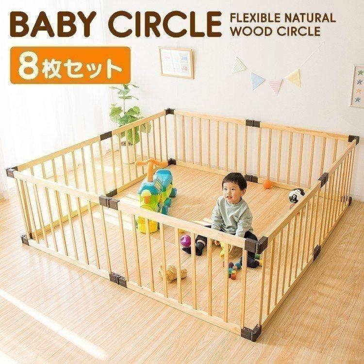 ベビー用品収納ベビーサークル回り編です😊 まずおもちゃはまだそんなに大きいモノはないので、サークルにダイソーのカゴを掛けてそこに入れてます。夜私が除菌してそこに戻すようにしてます。 大きいおもちゃは除菌してサークルの端に並べておきます。 細々したお世話