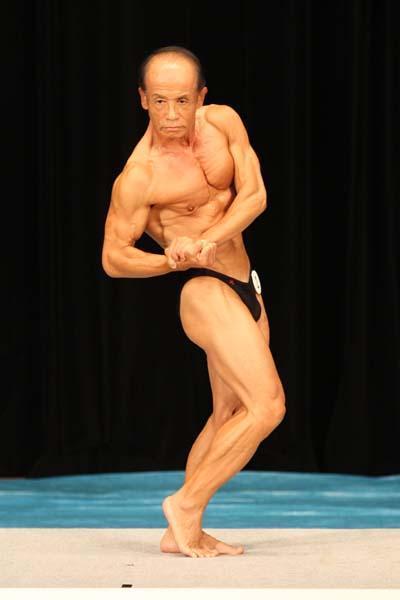 ジムや運動やトレーニングし鍛え筋肉マッチョな高齢者男性おじいちゃんの写真・画像素材-Snapmart スナップマート