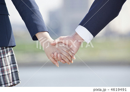 手をつなぐカップル・夫婦のイラストかわいいフリー素材集 いらすとや