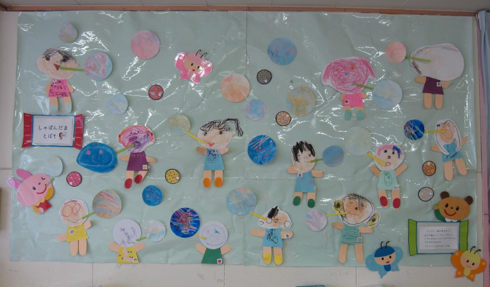 今月はおさるさんの温泉の壁面を製作しました🐵✨  顔のパーツを上手に貼って可愛いお猿さんの顔になりました😊💫手も貼って温泉に浸かる可愛いお猿さんが完成しました🌟堀江やまびこ保育園第2堀江やまびこ保育園やまびこ保育園病児保育南堀江堀江保育