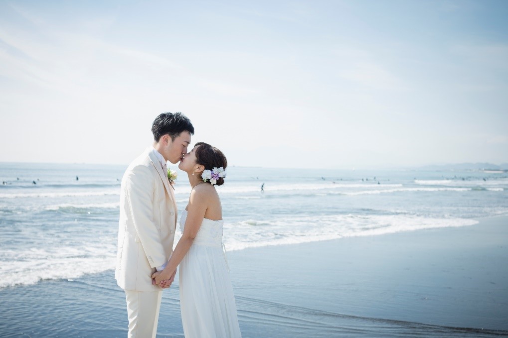 結婚式の誓いのキス 両親の前で唇にキスをするのは平気？恥ずかしい？当日やりにくくなってしまう新郎もみんなのウェディングニュース