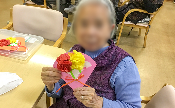 淀川 母の日 カーネーションの花飾りデイサービスセンターナービス淀川施設ブログ有料老人ホームを大阪でお探しならALSOKジョイライフ