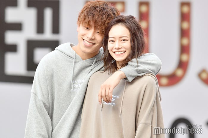 おでこを合わせる」の画像素材 写真・イラスト- イメージマートimagemart