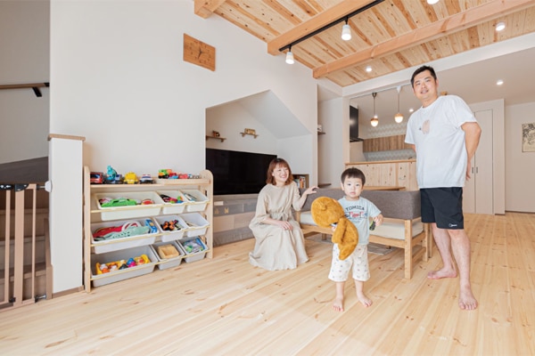 ゆうり🥣2ldk リビング内の子供部屋作り ソファーの裏にちょっとした子供部屋を作りました👦🏻 リビングがスッキリ片付いたよ🪴イケアのおもちゃ棚は 立って遊べれるようになるべく物を置かないようにしてます！ 4段たなは収納棚に使っていたのを おもちゃ棚に変身