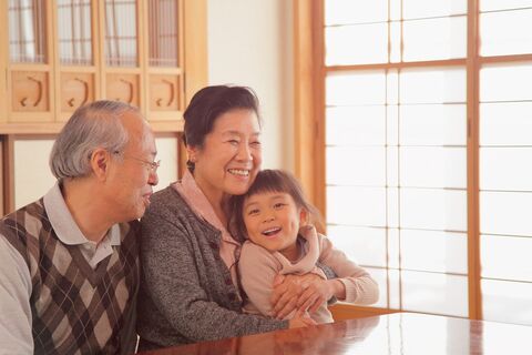 日本人 おじいちゃんと孫」の2571点のロイヤリティフリー画像、写真素材、絵Shutterstock