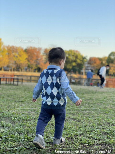 後ろ向きの子どもたち：イラスト無料