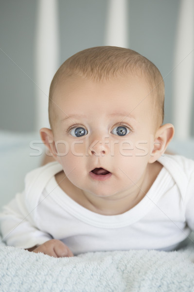 母の日の休日。公園で抱き合う若い笑顔の白人の母と女の子の幼児の娘。夏の日に屋外で子供の赤ちゃんを抱きしめるお母さん。幸せな本物の家族の子供時代のライフスタイル。の写真– Unsplashの家族の画像