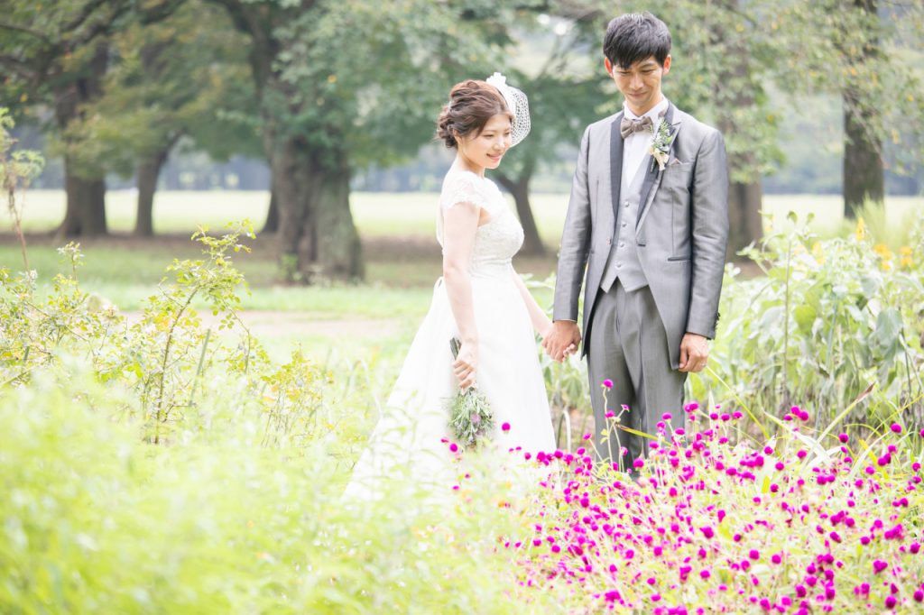 木漏れ日に笑顔が照らされる。自然の中で撮るウェディングフォトフォトウェディング・結婚式の前撮り HowToコラム