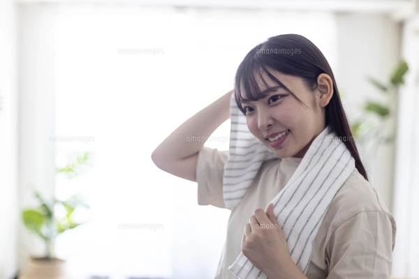 お風呂上がりの子供 女の子 の無料 フリー イラストかわいい手描きの無料素材「てがきっず」保育園・小学校・介護施設にぴったりのフリー素材イラスト