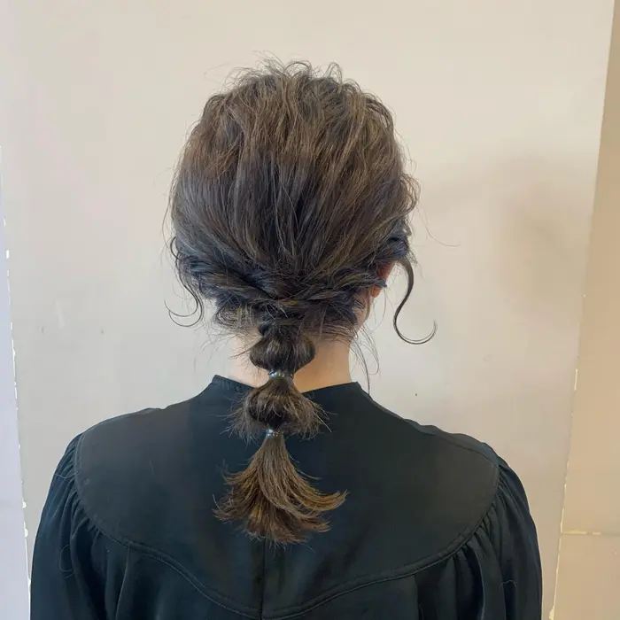 玉ねぎアレンジ×ポニーテールタイトなアレンジがいいけど シンプルすぎるのも嫌な方 こんなのはどうでしょうか？ チャイナっぽいのが 可愛いです✨ ヘアアレンジが大好きです！是非お任せください！🥰編み下ろし編み下ろしアレンジ玉ねぎヘアポニーテール