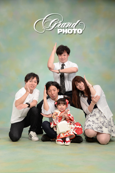 おもしろい家族写真のポーズやアイディアを紹介！おもしろく撮るためのポイントもフォトスタジオ ハピスタ 家族写真・子供写真・七五三