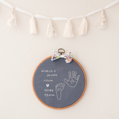 無料テンプレート 赤ちゃんの足形を思い出に残そう命名書としても使えるシンプルデザインARCH DAYS