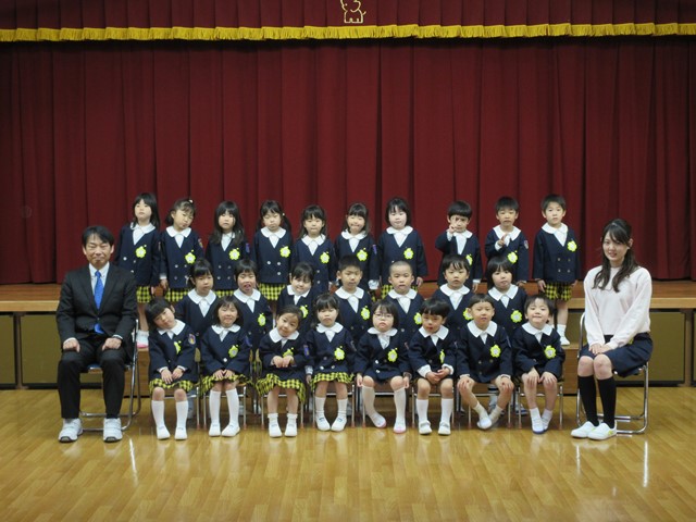 クラスの集合写真は楽しくポーズを決めて！思い出アルバムの作り方