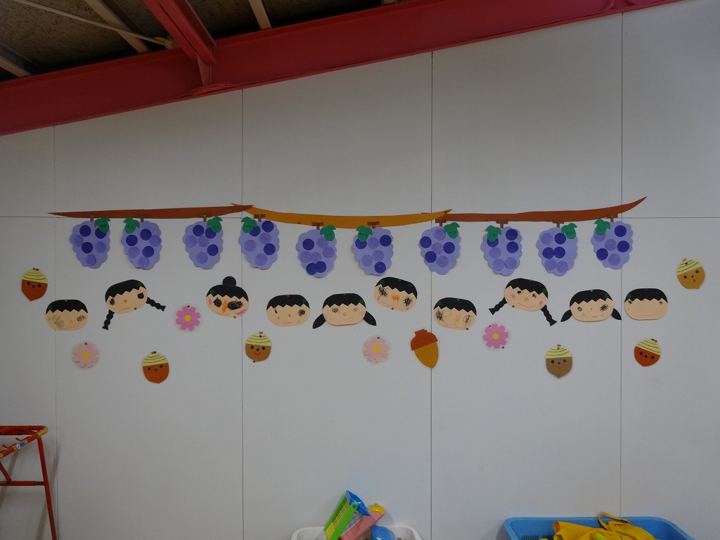 壁面は秋のよそおい : 鳳幼稚園