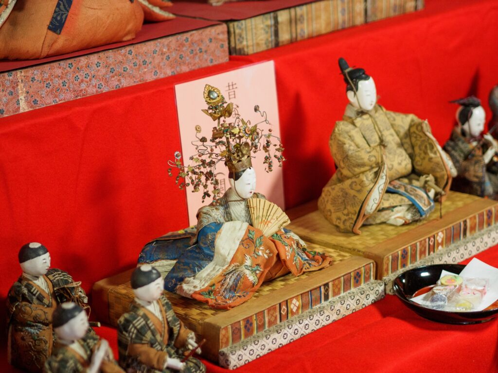 雛人形の並び方における関東と関西の違いとは？違う理由も解説します - 節句人形専門 倉片人形