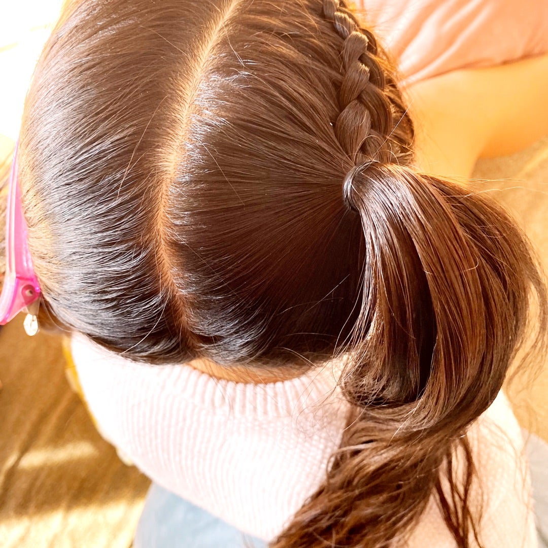 ピンなし！三つ編みだけでできるお団子ヘア🍡 崩れ知らずなので低い位置でまとめて登園ヘアにも🙆🏻‍♀️ 三つ編みの毛先は長めに残すとより崩れにくいよ🎀2歳さんのヘアアレンジヘアアレンジ女の子ヘアキッズヘアアレンジお団子ヘア