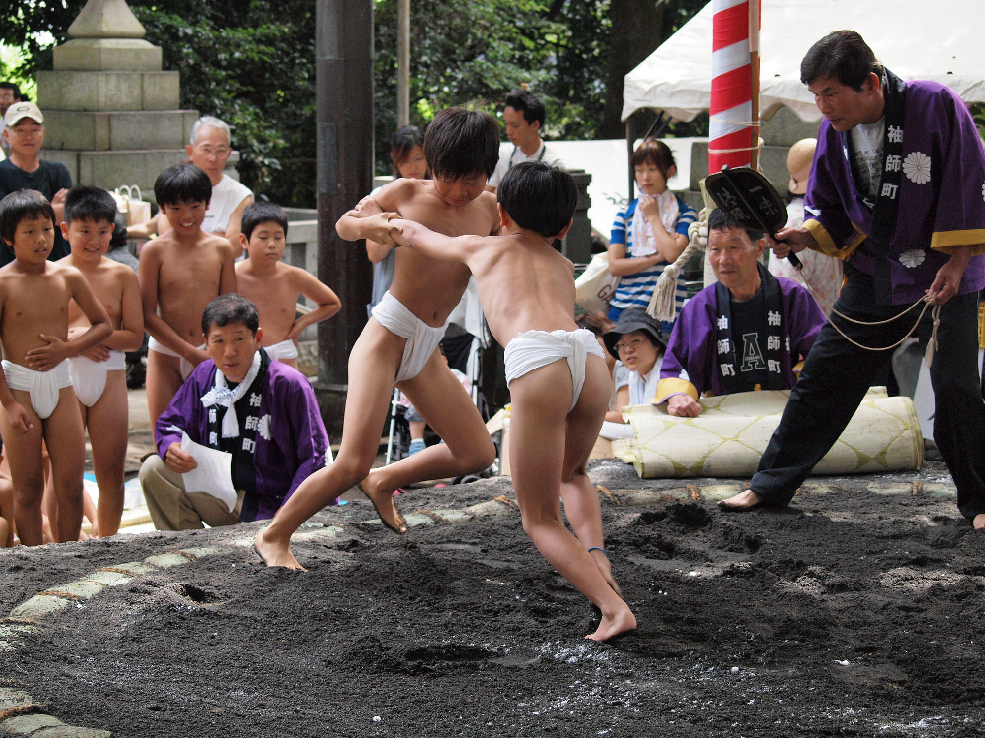はだか祭り 週末は道場の皆とはだか祭りへ参加しました * 高校生のお兄ちゃん達にふんどし姿にしてもらい、いざ出陣!!お尻にくい込ませるのは少し痛いみたいです * 水をかけられながら3.4年生は『五福筒』を奪い合いました * 1度は同じ道場の子が五福筒を手にするも