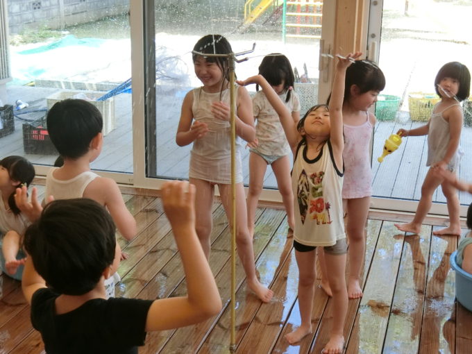 川で水遊びをする5人の小学生 10208000997 の写真・イラスト素材アマナイメージズ