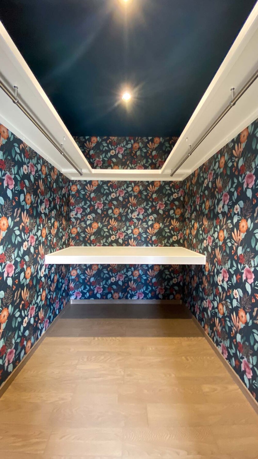 グレーのクロスを採用したファミリークローゼット