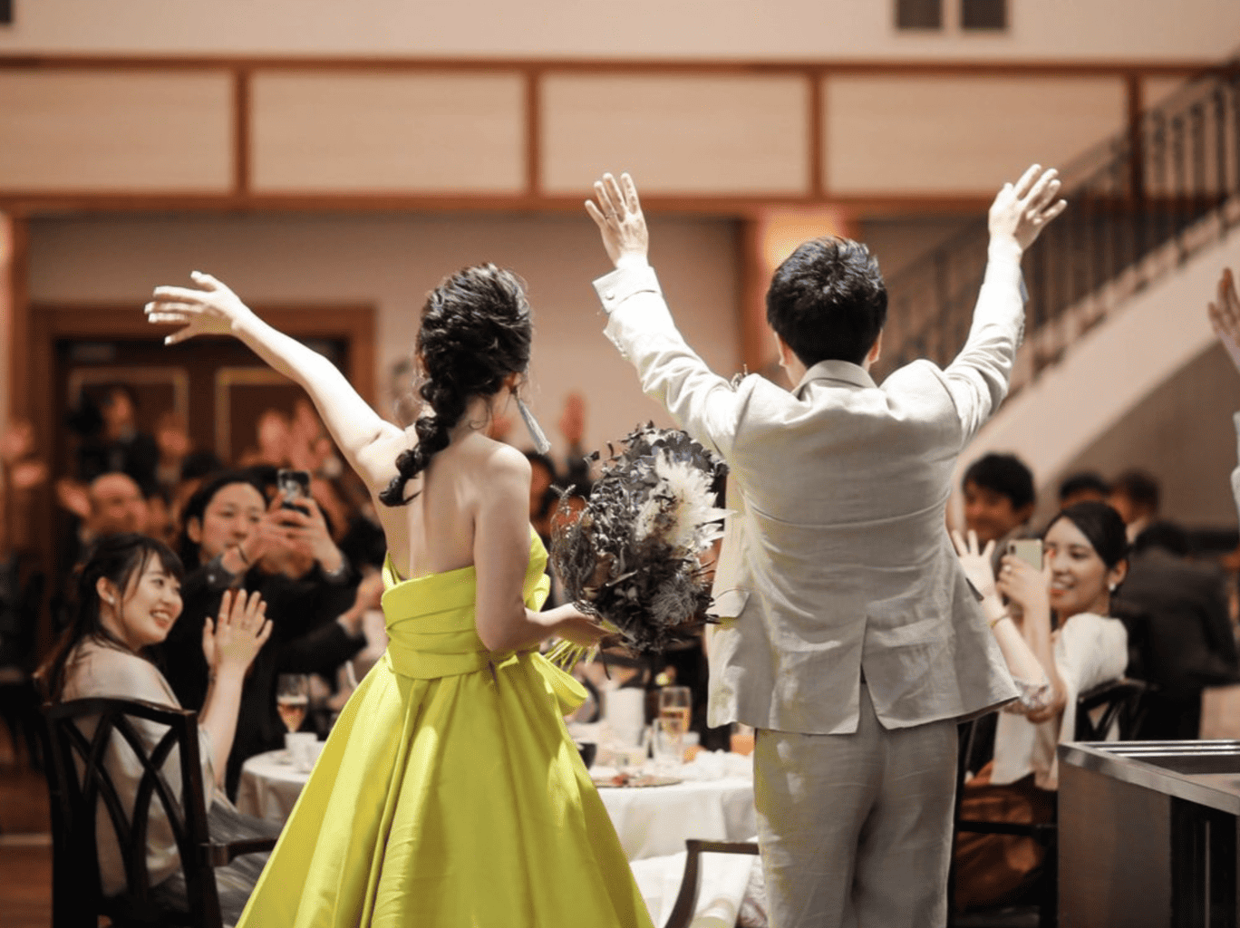 ご披露宴入場前の美しいバックショット～ 扉が開き、スポットライトに照らされた花嫁が祝福の拍手に包まれた空間へ。運命の1着を身にまとい、最愛の人と会場へ いま 思い描いてきた舞台の幕が上がる。インペリアルウエディング imperialweddings 帝国ホテル東京 帝国