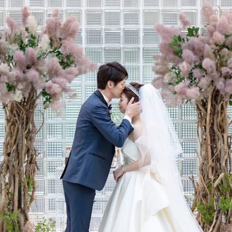 誓いのキス」成功のコツは？キスをする場所や印象に残る演出、キスに代わるアイデアも紹介結婚ラジオ結婚スタイルマガジン