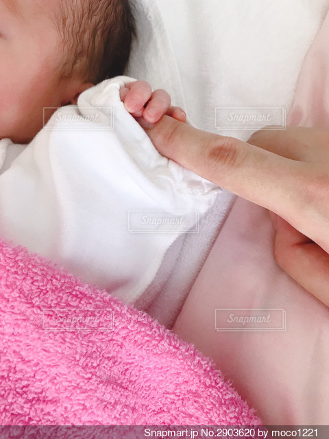 世界中の大人に知って欲しい、赤ちゃんの手の発達モンテッソーリほいくのたね