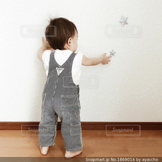 後ろ姿の若いビューの女の子から遊び場で孤独な子供 写真背景 無料ダウンロードのための画像 - Pngtree