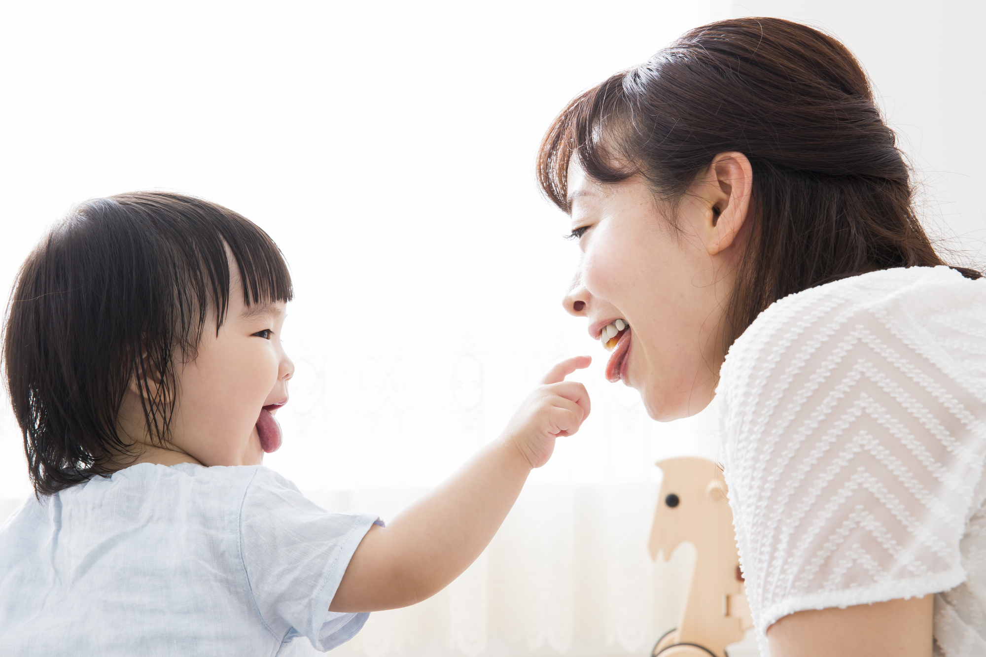 クリームのついた舌を出す女の子の写真素材FYI01869595ストックフォトの Qlean Market キュリンマーケット