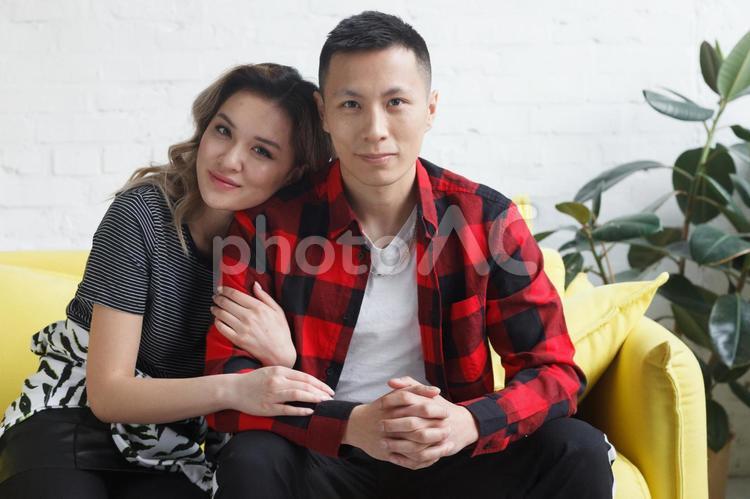 腕を組むカップル スーツ– イラストせんせい使いやすいフリー素材集