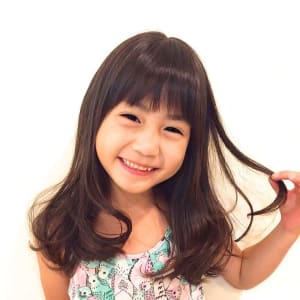 ミディアムロングヘアカット6歳女の子髪型子どもの髪型チョッキンズキッズ専用サロンキッズカットママリ女の子ママかわいいお姉さんスタイル