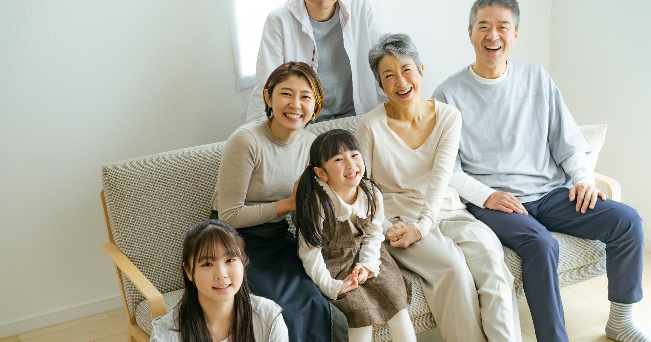 家族の喧嘩と夫婦がソファで口論するストレスと離婚、リビングルームの床で子供が遊んでいる結婚の危機と、息子との口論や問題の後、ソファで男性と怒っている女性Premium写真