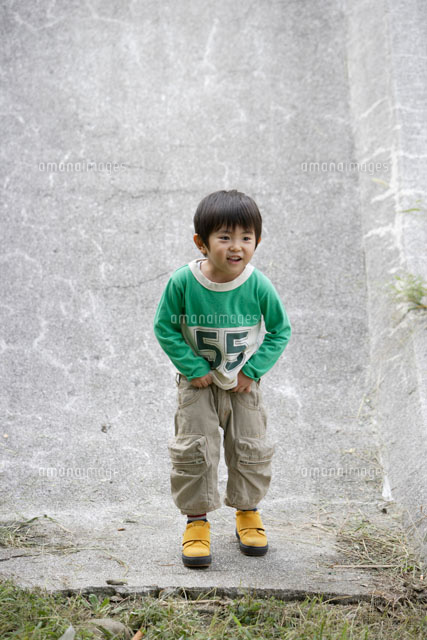 国内避難民のドー・ニー・ニーさんは、幼い子ども2人の母親です。 ユニセフの支援で、1歳の子どもが初めてワクチン接種することができました。ユニセフは、ミャンマー北西部の子どもたちが命を守るワクチンを接種できるよう、予防接種支援を提供しています。 © UNICEF