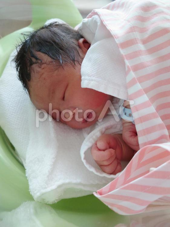 生まれたての赤ちゃんの写真・画像素材-Snapmart スナップマート
