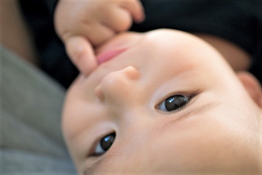 初めまして🎀 私の娘も生まれた時はキリッと一重だったのですが 今4歳で身体が引き締まってきたら 日に日に二重幅が広くなっています✍🏻たまたま前に比較した写真があったので載せます📷 まだまだ顔が変わりそうな気がしています 🥹