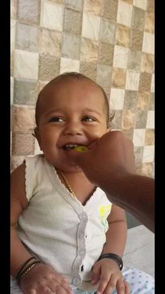 赤ちゃんに初めてレモンを食べさせた時の反応を集めたムービー - ライブドアニュース