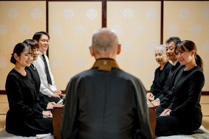 四十九日法要の正しい服装を性別・年代別に解説！ NG行為やマナーとは？株式会社くらしの友