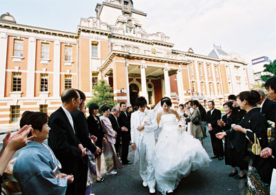 名古屋市市政資料館で洋装ロケーション前撮り ブーケを持つ花嫁 窓から光が差し込む – ロケーションフォトウェディング名古屋