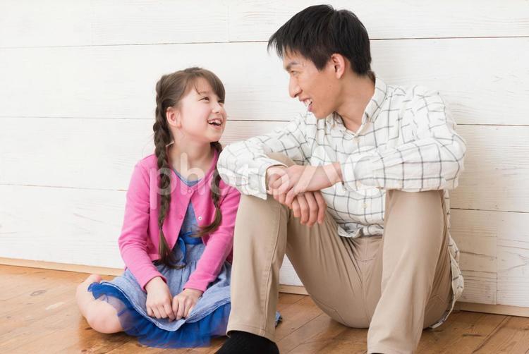 公園で赤ちゃんと遊ぶ親子 写真素材4604457- フォトライブラリ