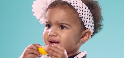 赤ちゃんに初めてレモンを食べさせた時の反応を集めたムービー - GIGAZINE