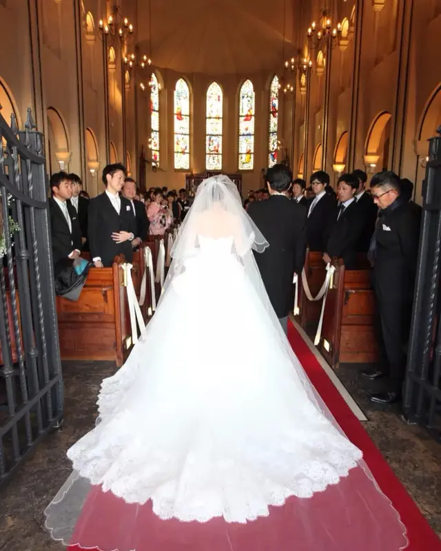 チャペル挙式での入場シーン*新郎さまの入場からお父さまとのバージンロードを歩くシーンまでぜひ参考にしてみてくださいね♪美花嫁図鑑farny ファーニー お洒落で可愛い花嫁レポが満載！byプラコレ