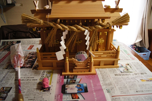 神棚を飾る・お掃除するなら「半年に一度」のこの時期に。神棚を見直して、暮らしと気持ちも整えて。│かみさまとおうちブログ神社と神棚のお話しKamisama To Ouchi BLOG