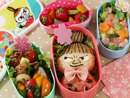 kodomo_bento.recipe ←他の投稿はこちらから ピンクの桜が満開で春らしいお花見弁当🌸🍱 おっさんとオバチャンも楽しそう🥰⁂「どんなお弁当作ろうかな」が30秒で解決！ ⁂ キャラ弁デコ弁のレパートリーを増やせる！ ⁂ 簡単時短の朝昼夜ごはんが叶う！ ぜひ
