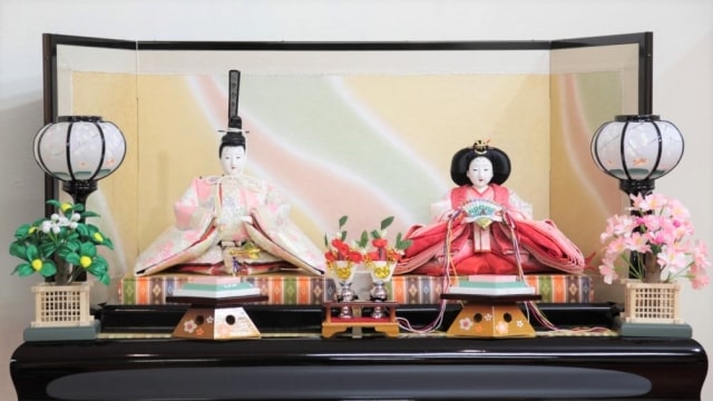 雛飾り、本来は左 向かって右 が男雛。現在は右に座する関東雛が優勢なのは何故？ライフスタイル - Japaaan
