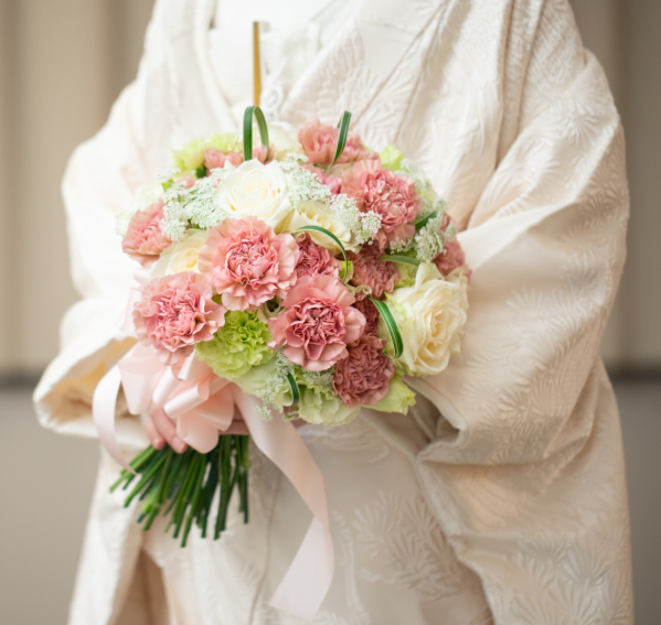 ダリアのクラッチブーケ 白- airaka花飾りのアトリエ